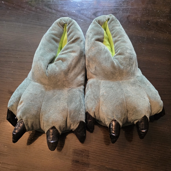 Source Unknown Other - Plush Monster Paw Slippers in Sage Green with Black Claws Size Xl